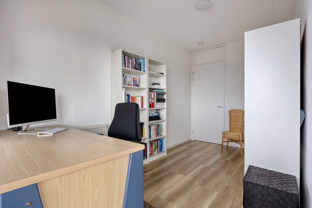 Modern Ninth Floor Apartment with Panoramic Views in Roermond — 46