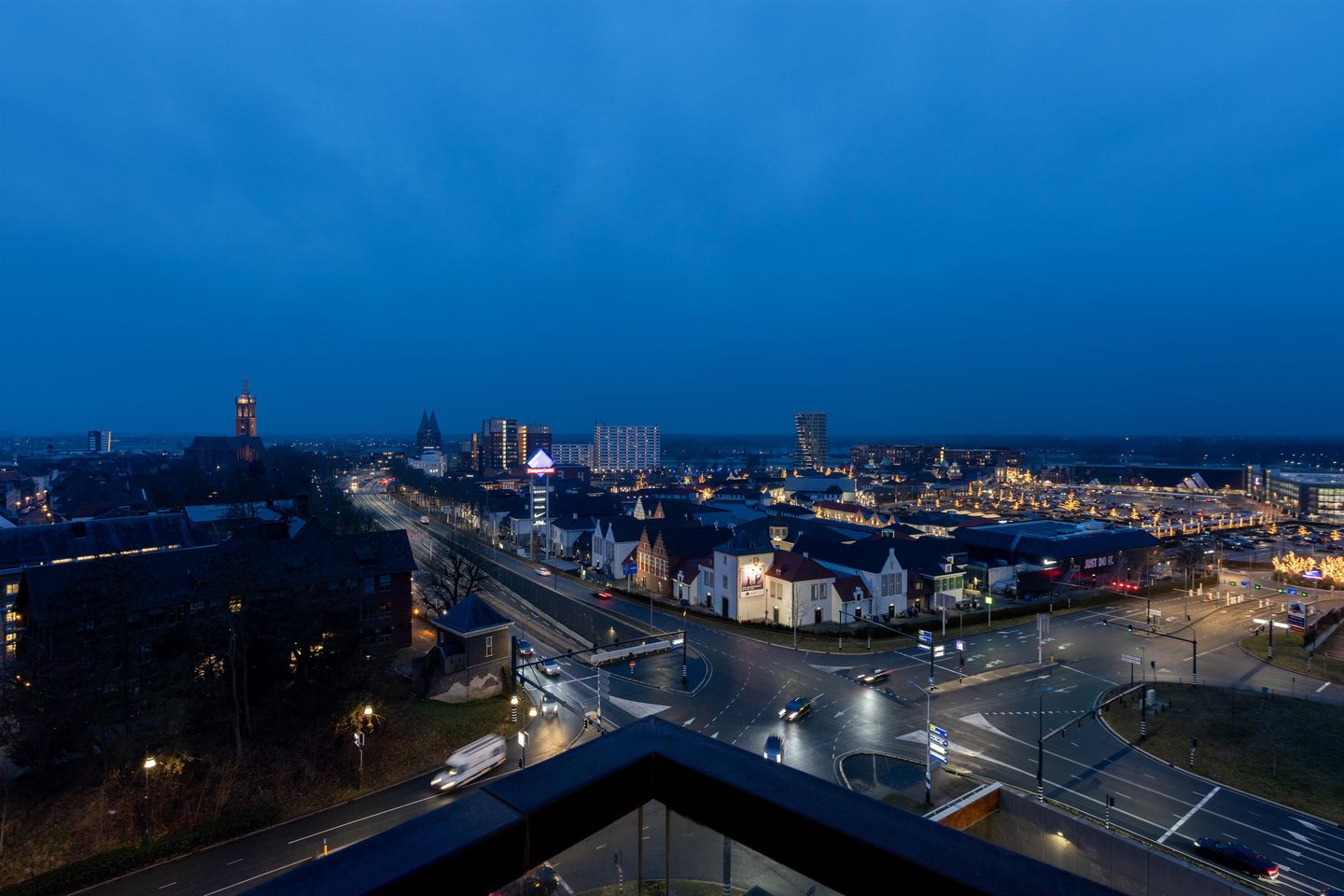 Modern Ninth Floor Apartment with Panoramic Views in Roermond — 44