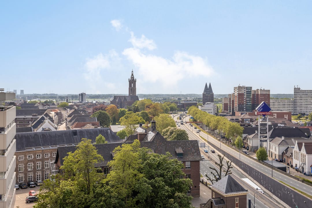 Modern Ninth Floor Apartment with Panoramic Views in Roermond — 43