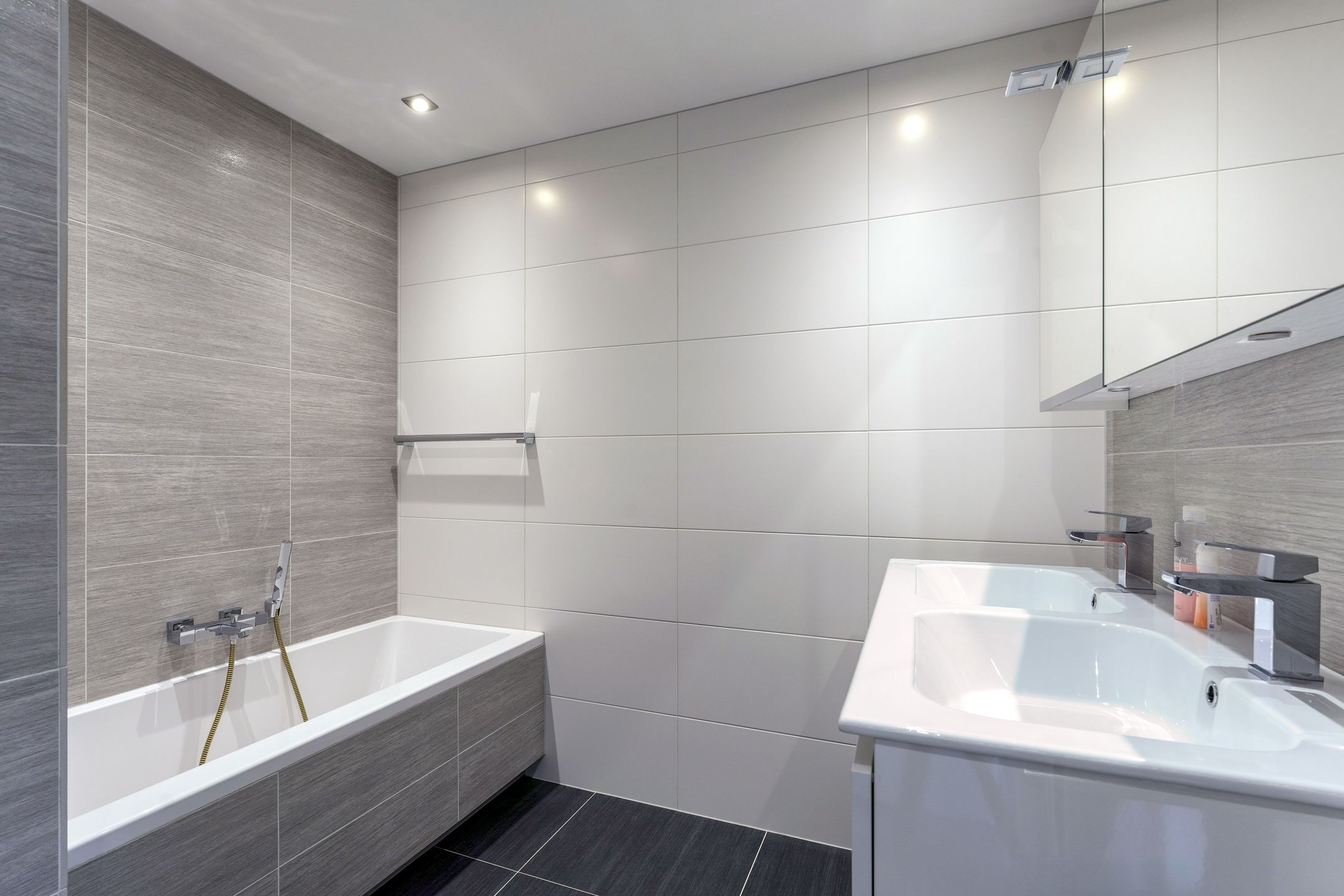 Turnkey Corner Apartment with Heated Terrace and Private Parking in Maastricht Heugem — 9