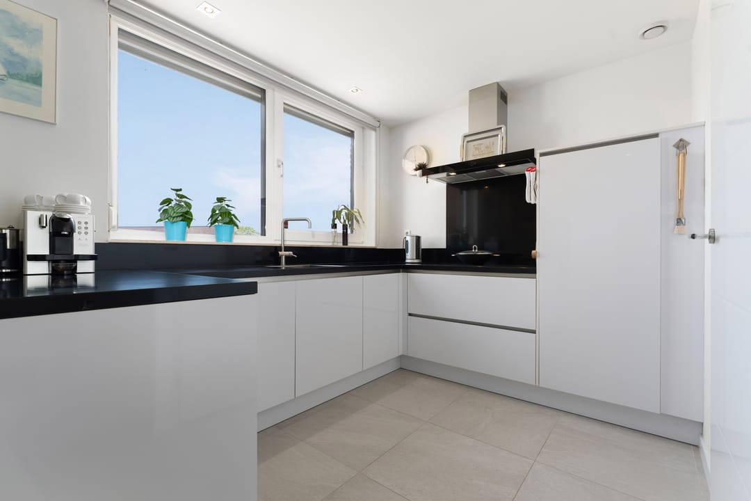 Turnkey Corner Apartment with Heated Terrace and Private Parking in Maastricht Heugem — 7