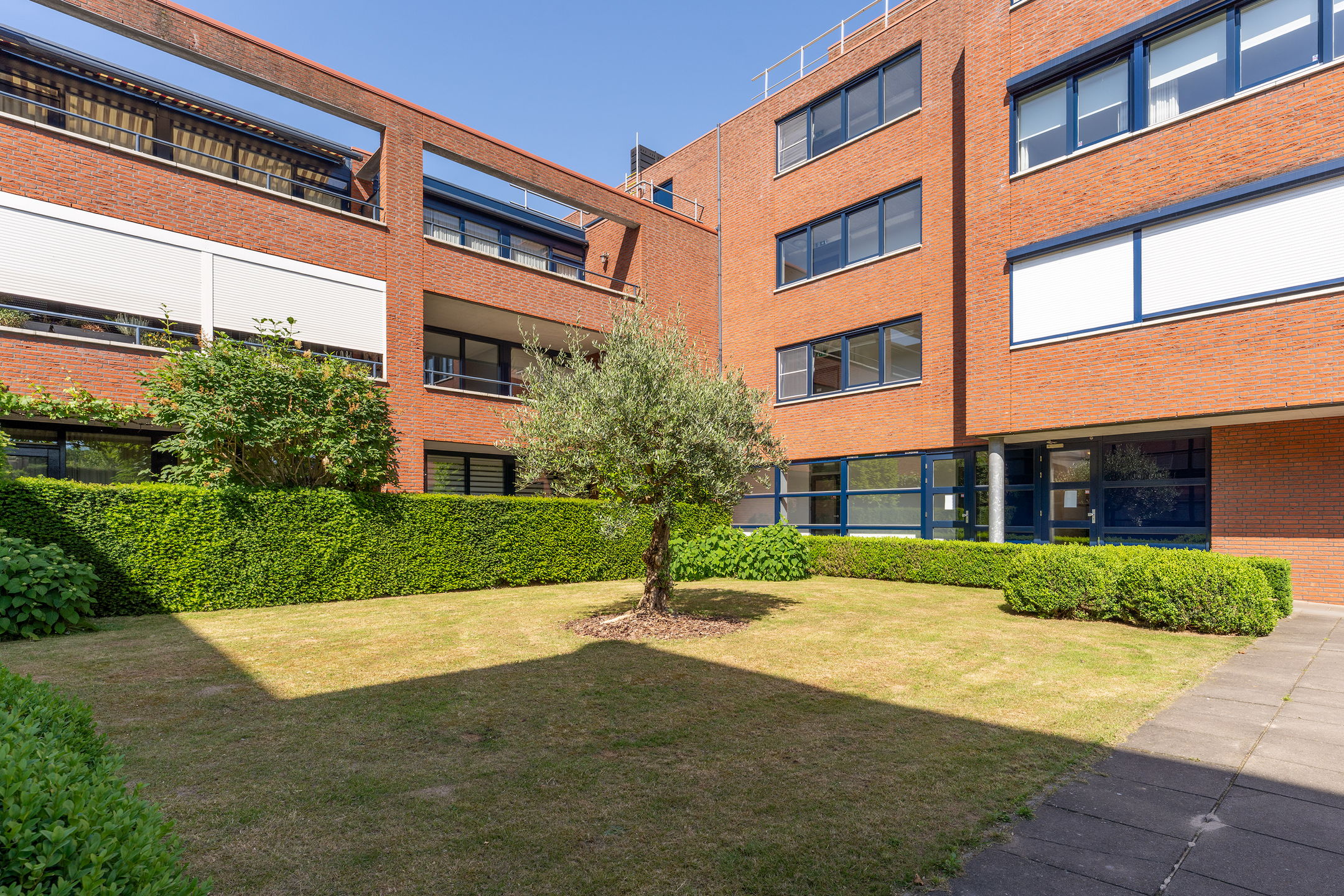 Turnkey Corner Apartment with Heated Terrace and Private Parking in Maastricht Heugem — 33