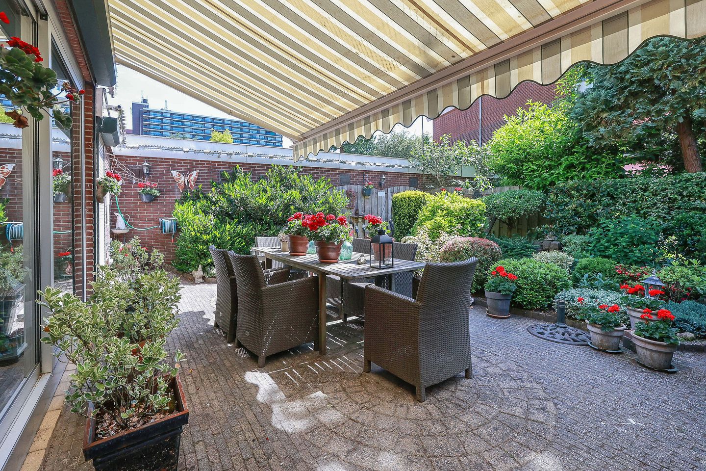 Spacious Corner Home with Expansion Potential in Green Amsterdam North — 25