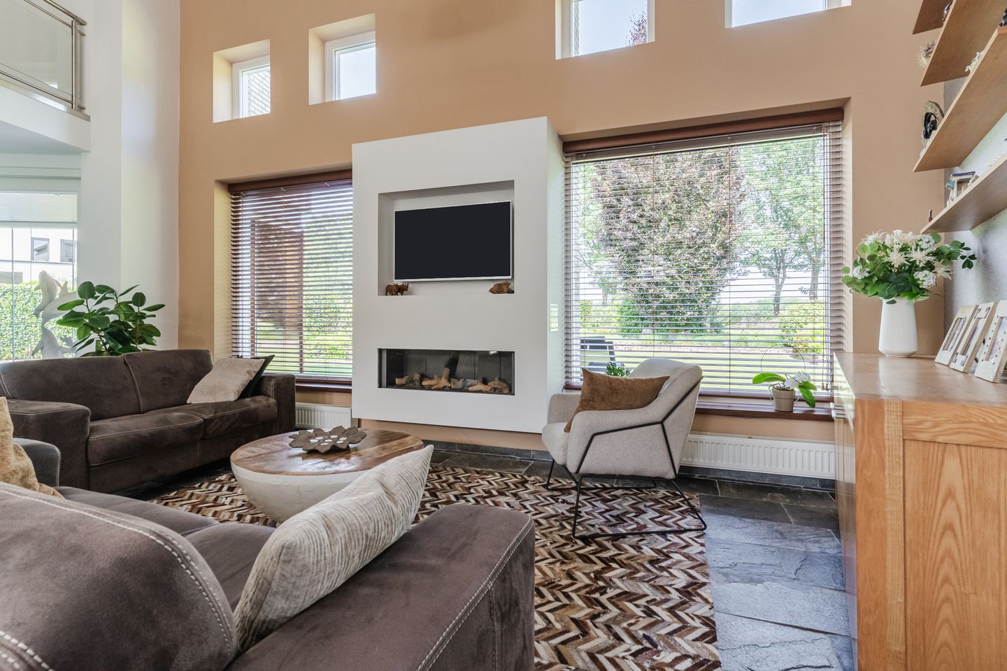 Unique Fan-Shaped Villa with Heated Pool in Premium Villa Park Setting — 10