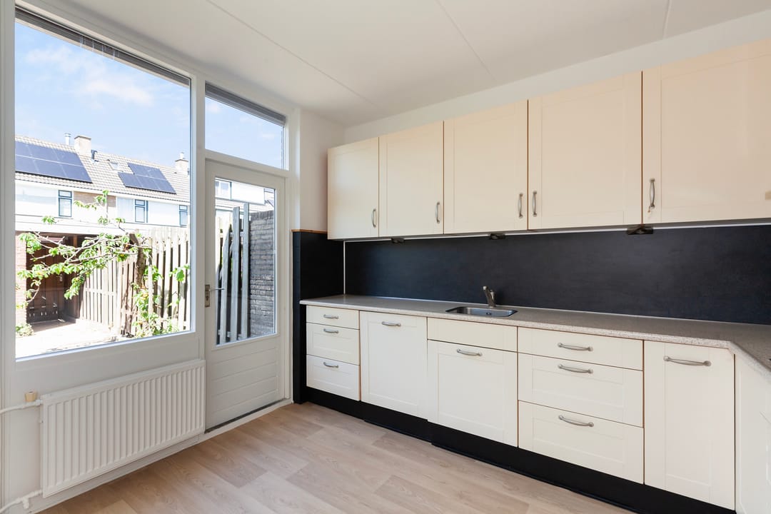 Spacious Family Home with Four Bedrooms in Popular Sterrenburg Neighborhood — 7