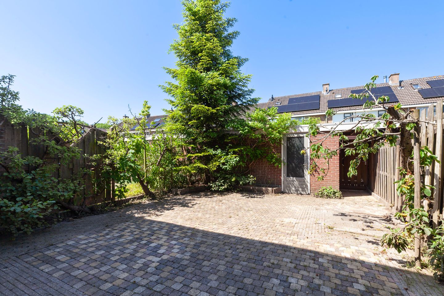 Spacious Family Home with Four Bedrooms in Popular Sterrenburg Neighborhood — 20