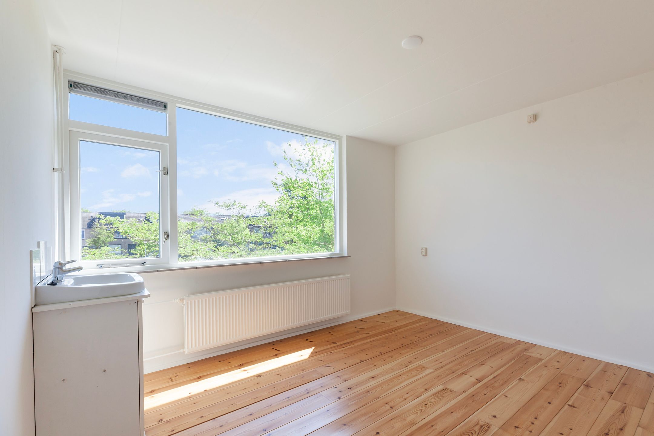 Spacious Family Home with Four Bedrooms in Popular Sterrenburg Neighborhood — 12