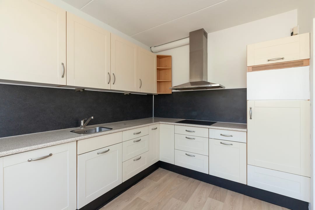Spacious Family Home with Four Bedrooms in Popular Sterrenburg Neighborhood — 8