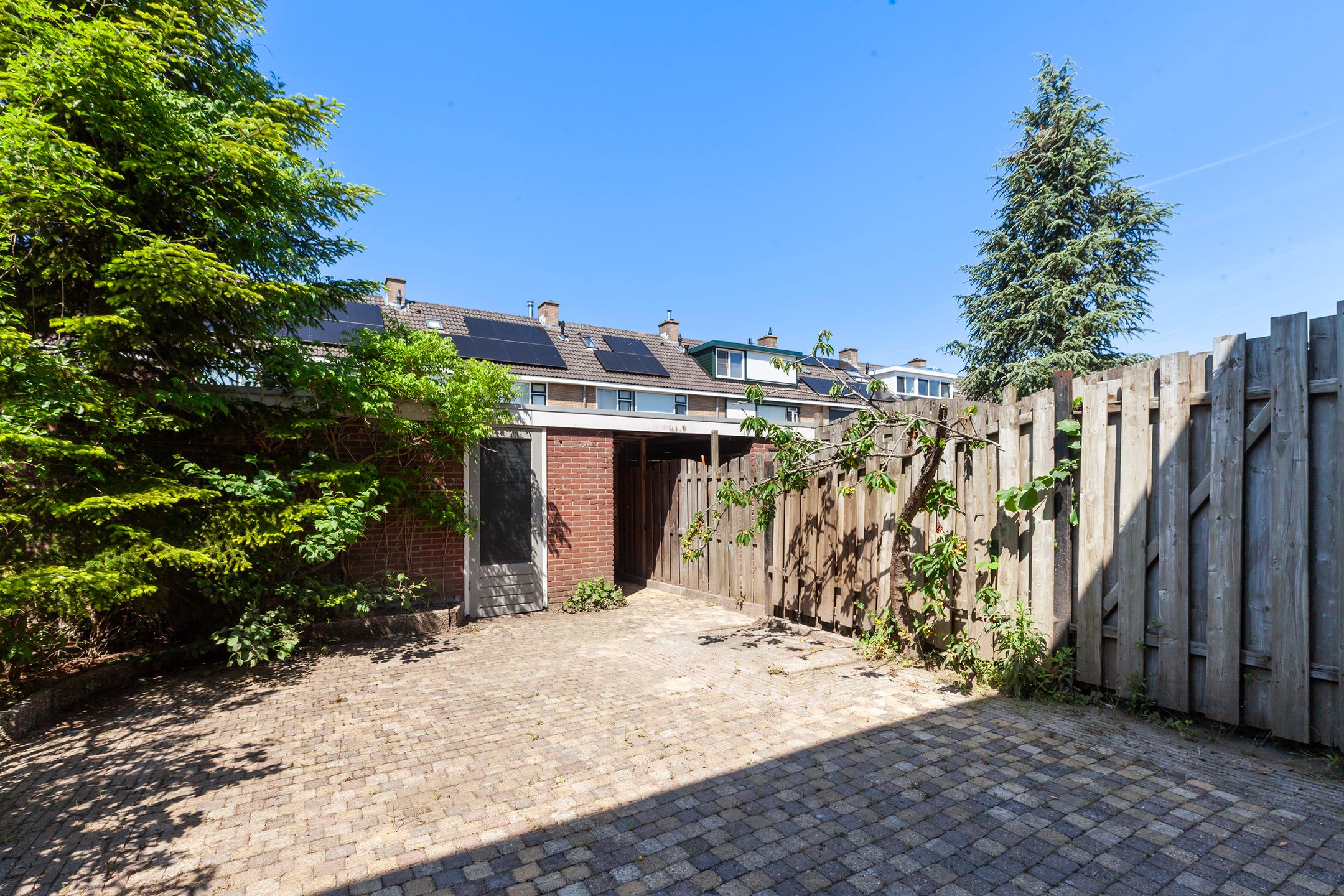 Spacious Family Home with Four Bedrooms in Popular Sterrenburg Neighborhood — 21