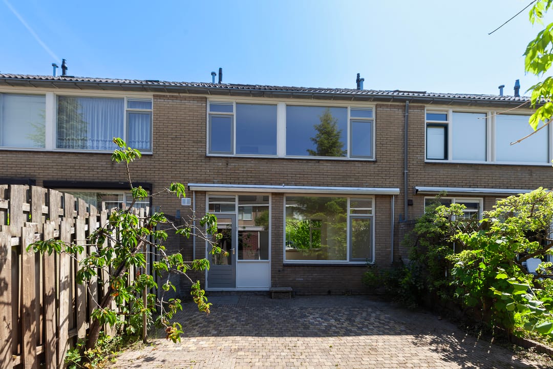 Spacious Family Home with Four Bedrooms in Popular Sterrenburg Neighborhood — 22