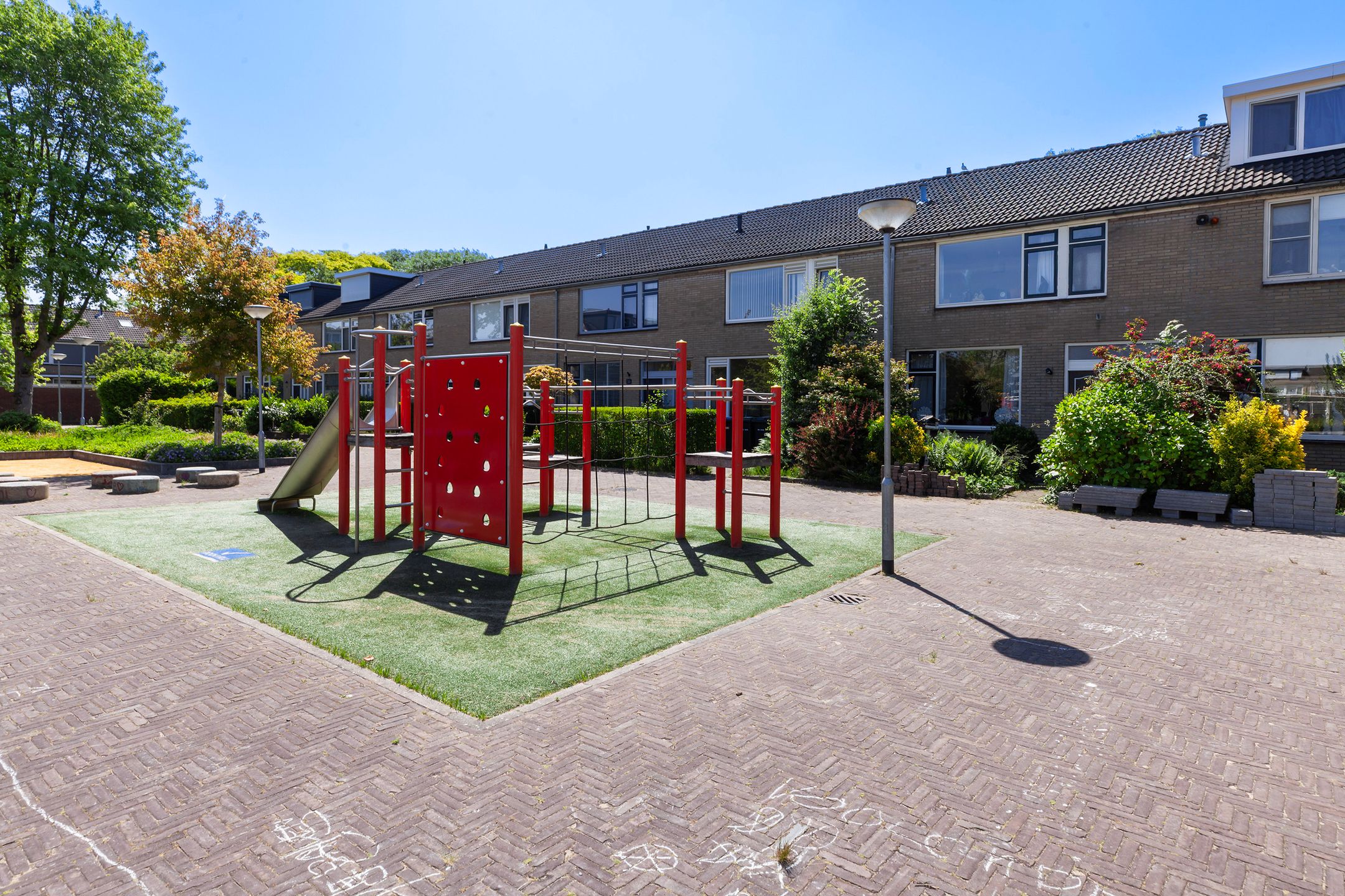 Spacious Family Home with Four Bedrooms in Popular Sterrenburg Neighborhood — 24