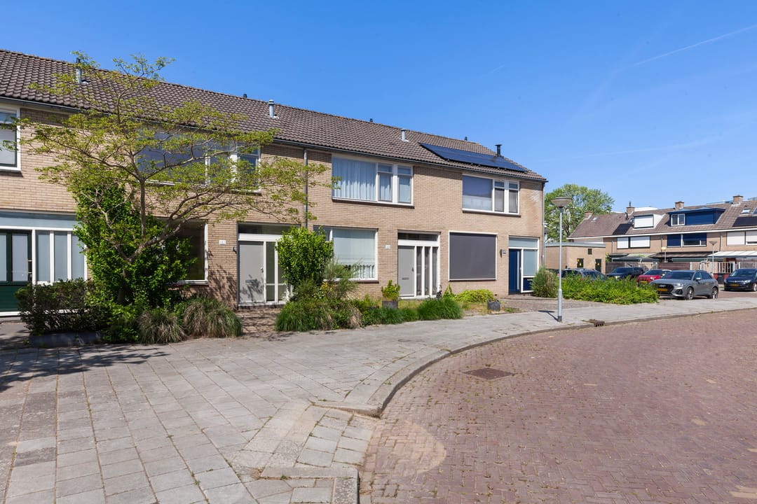 Spacious Family Home with Four Bedrooms in Popular Sterrenburg Neighborhood — 23