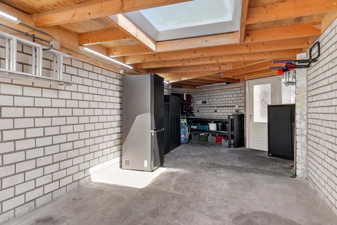 Spacious Terraced Home with Large Detached Garage in Didam — 16