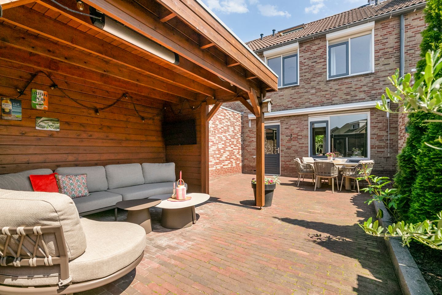 Spacious Terraced Home with Large Detached Garage in Didam — 14