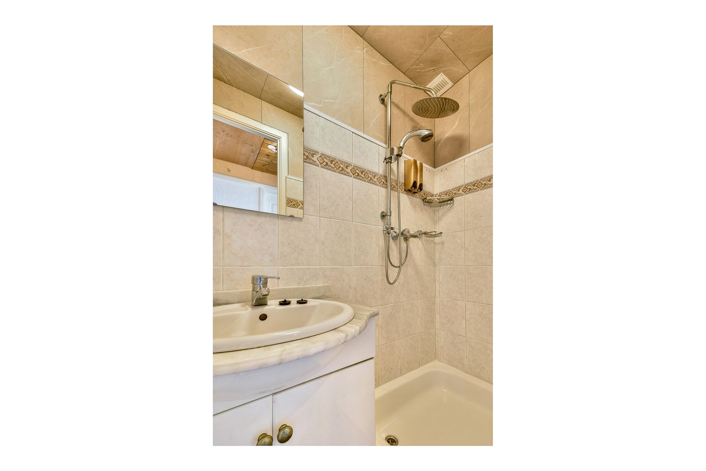 Development Opportunity: Maisonette with Permitted Split Potential in Watergraafsmeer — 20