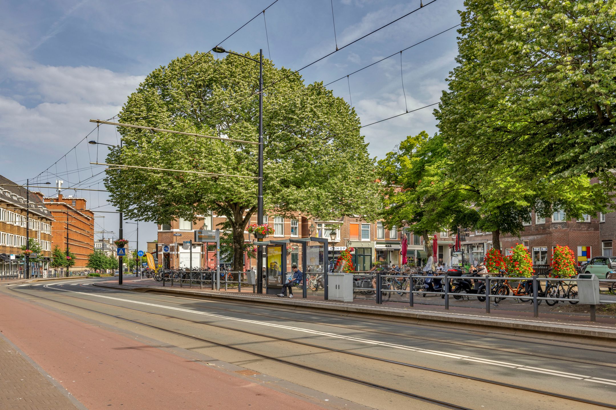 Stylish Top-Floor Apartment with Iconic Grote Kerk Views in The Hague Centre — 30