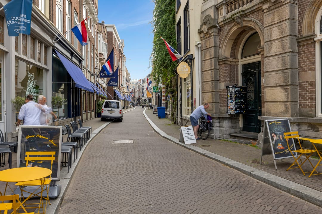 Stylish Top-Floor Apartment with Iconic Grote Kerk Views in The Hague Centre — 28