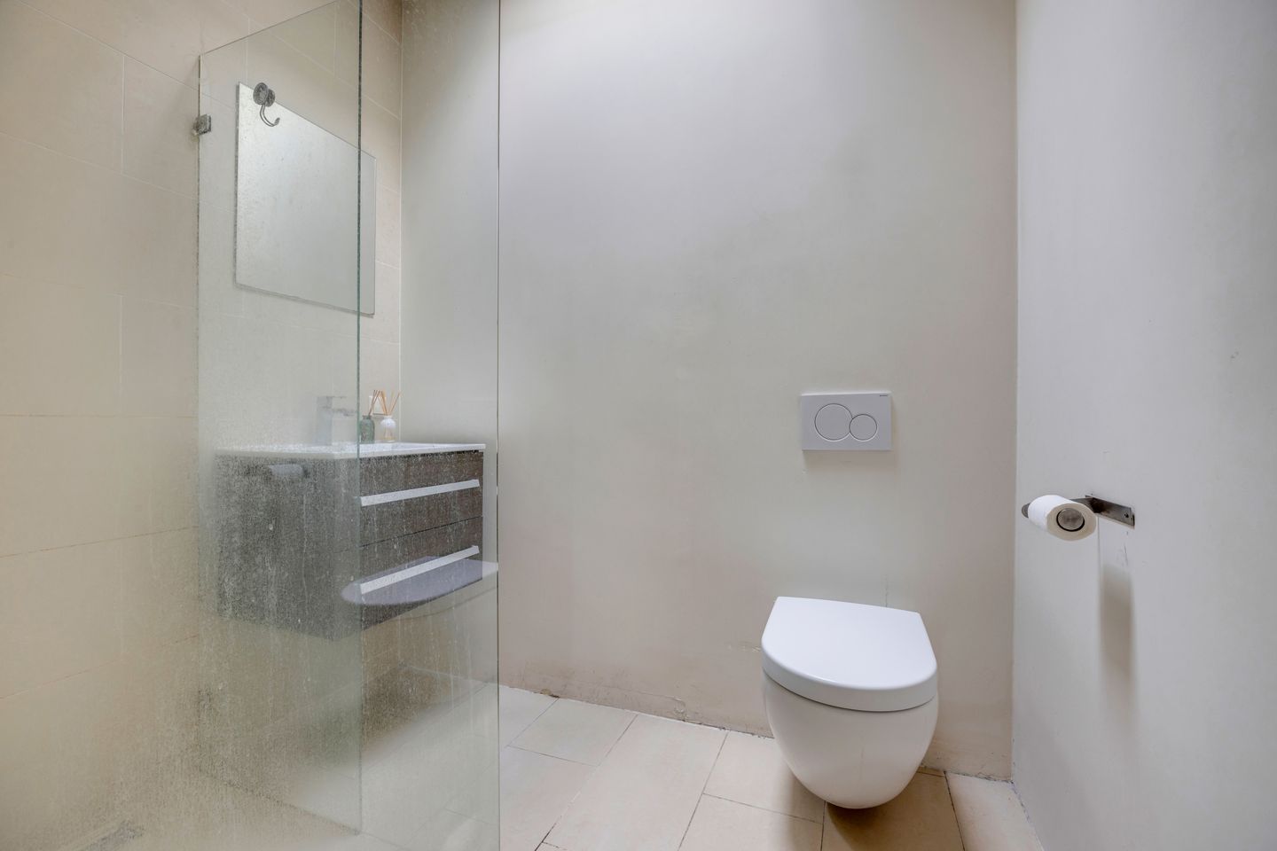 Stylish Top-Floor Apartment with Iconic Grote Kerk Views in The Hague Centre — 20