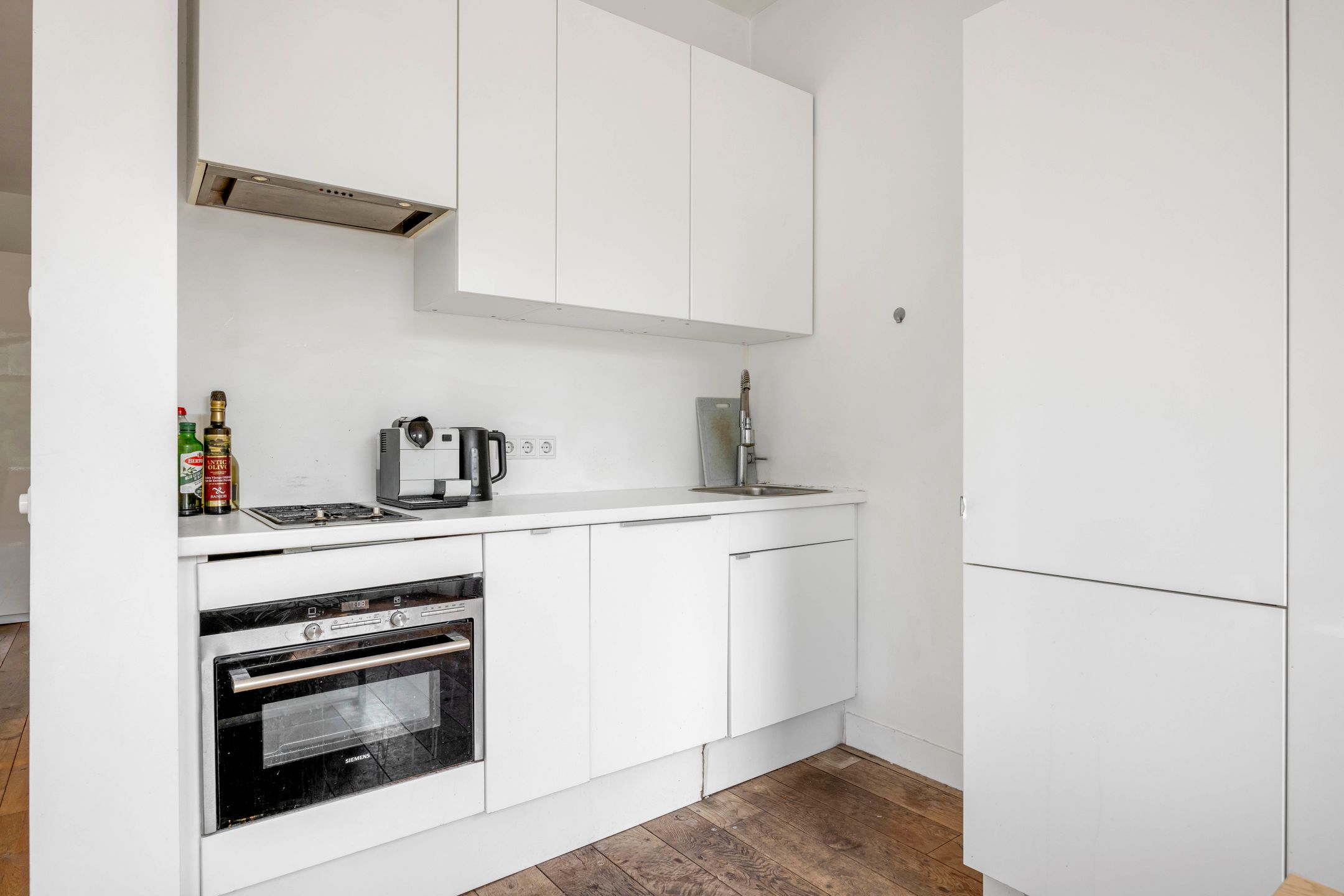 Stylish Top-Floor Apartment with Iconic Grote Kerk Views in The Hague Centre — 15