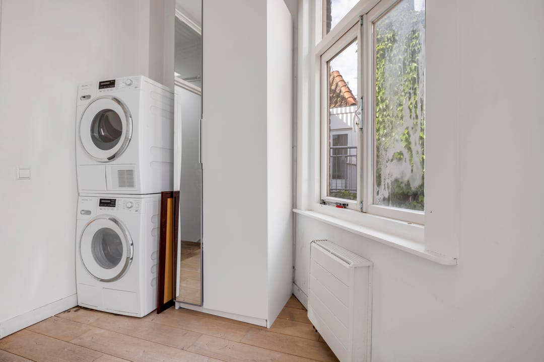 Stylish Top-Floor Apartment with Iconic Grote Kerk Views in The Hague Centre — 22