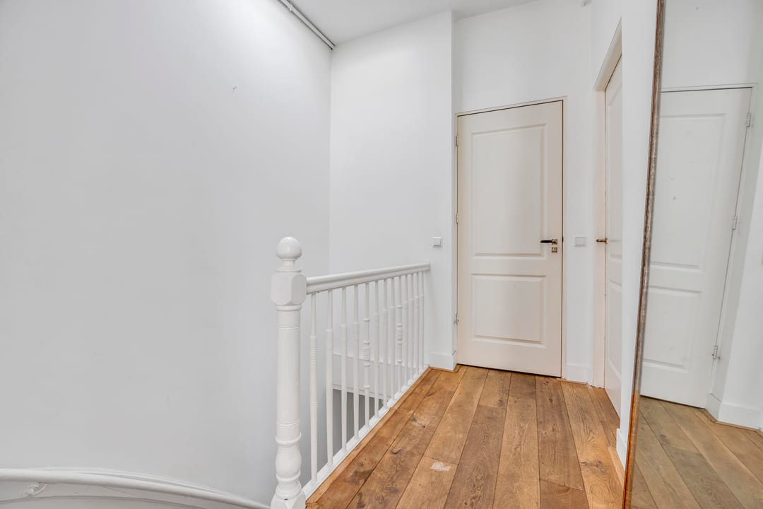 Stylish Top-Floor Apartment with Iconic Grote Kerk Views in The Hague Centre — 8