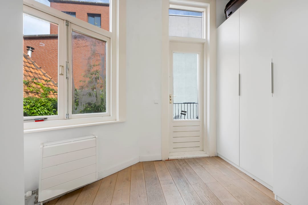 Stylish Top-Floor Apartment with Iconic Grote Kerk Views in The Hague Centre — 23