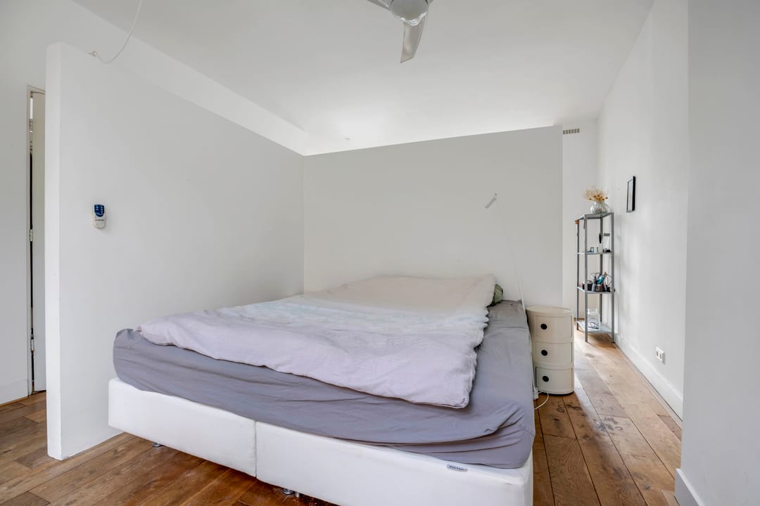 Stylish Top-Floor Apartment with Iconic Grote Kerk Views in The Hague Centre — 17