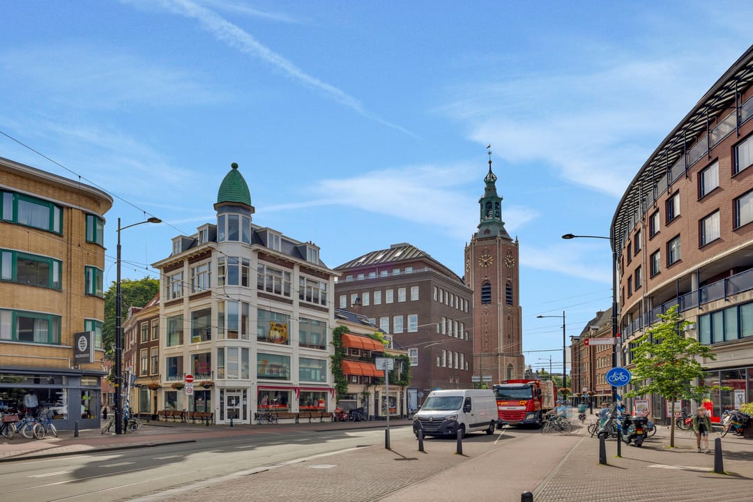Stylish Top-Floor Apartment with Iconic Grote Kerk Views in The Hague Centre — 31