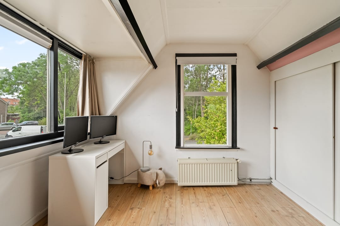 Charming Semi-Detached Home Near Nature with Private Parking — 23