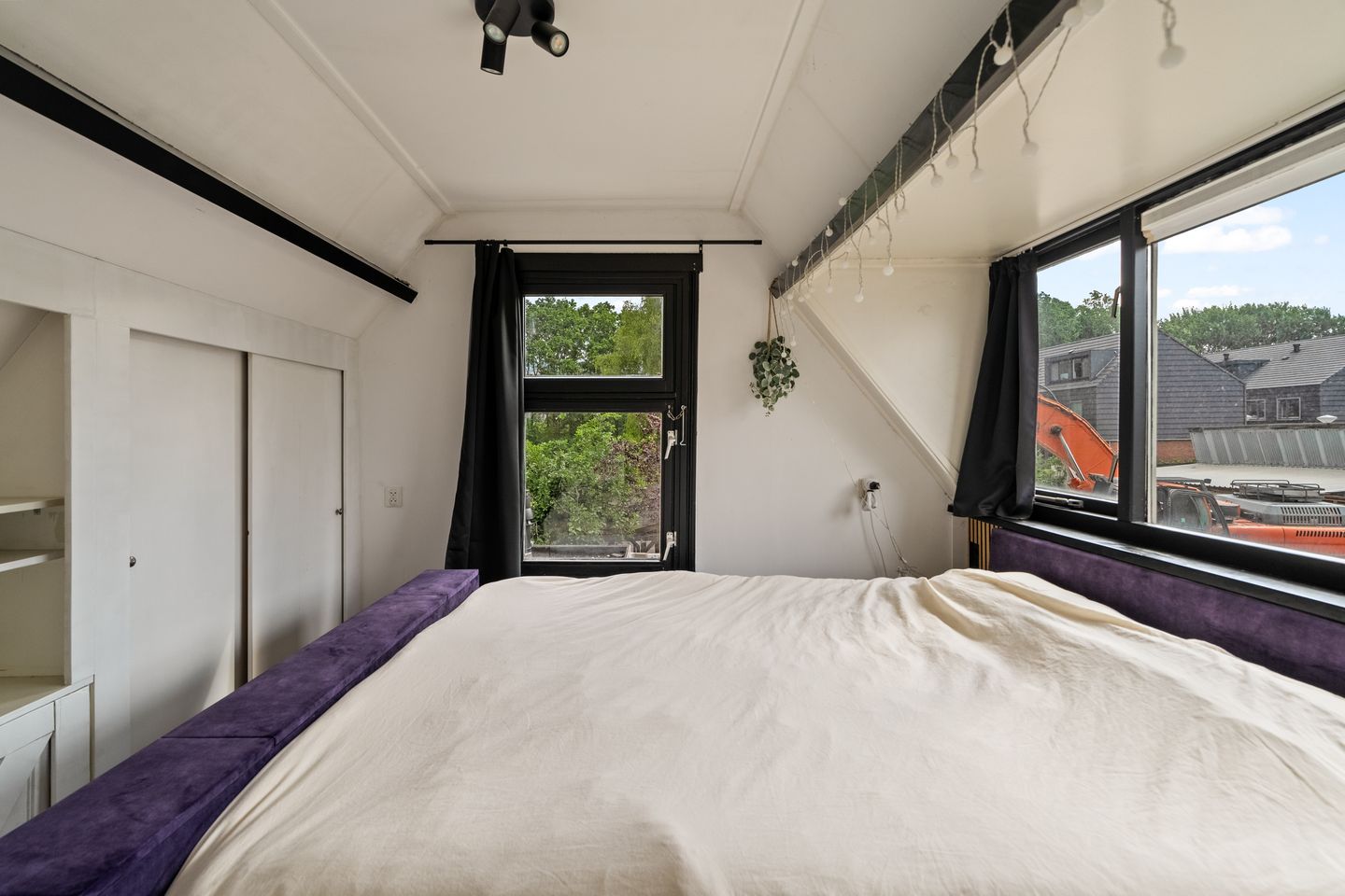 Charming Semi-Detached Home Near Nature with Private Parking — 20