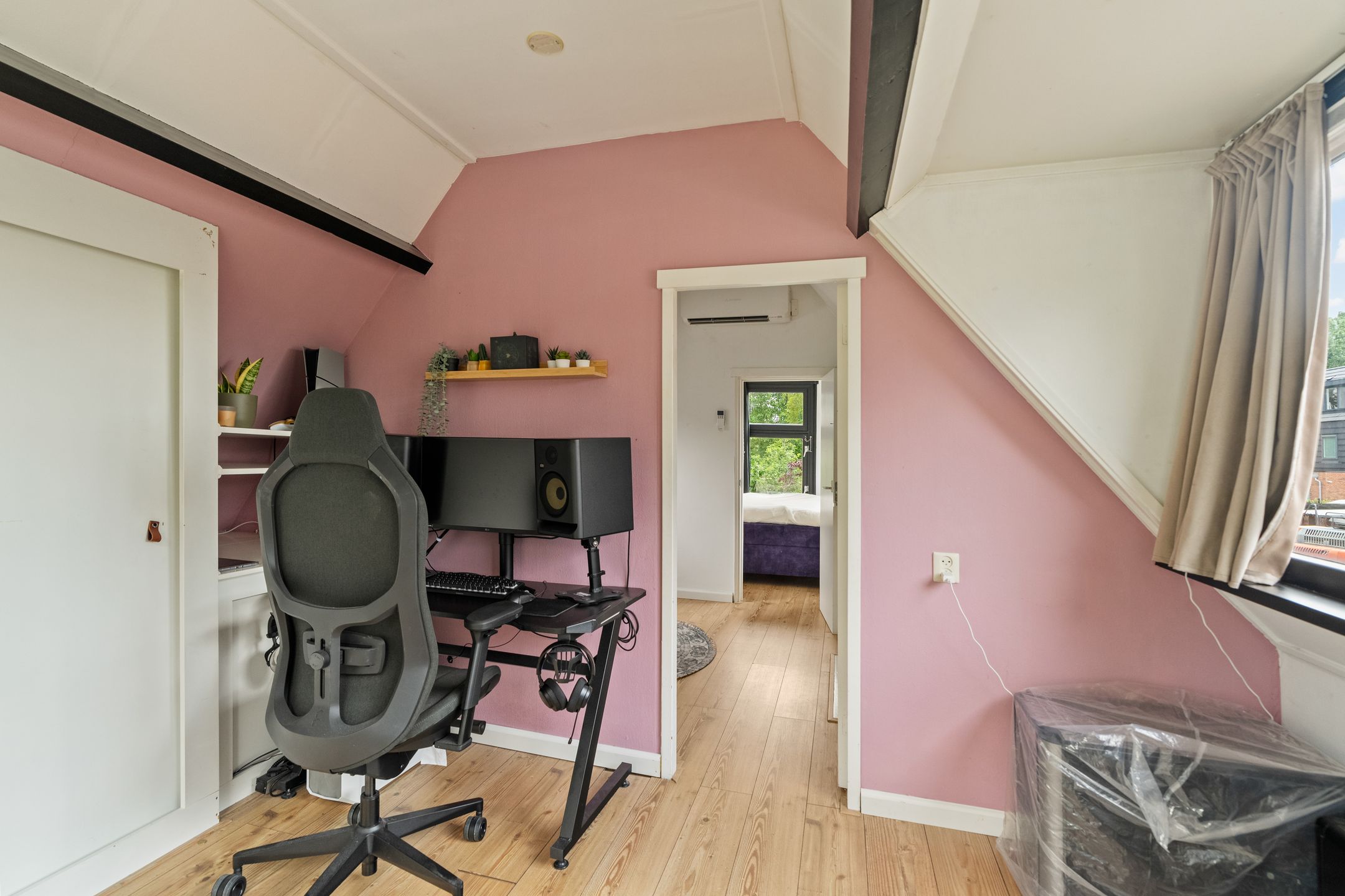 Charming Semi-Detached Home Near Nature with Private Parking — 24