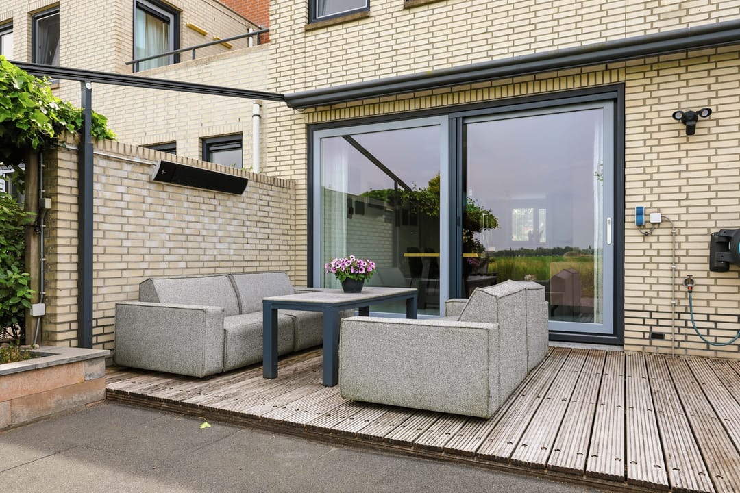 Luxurious Waterfront Semi-Detached Home with Panoramic Meadow Views — 13