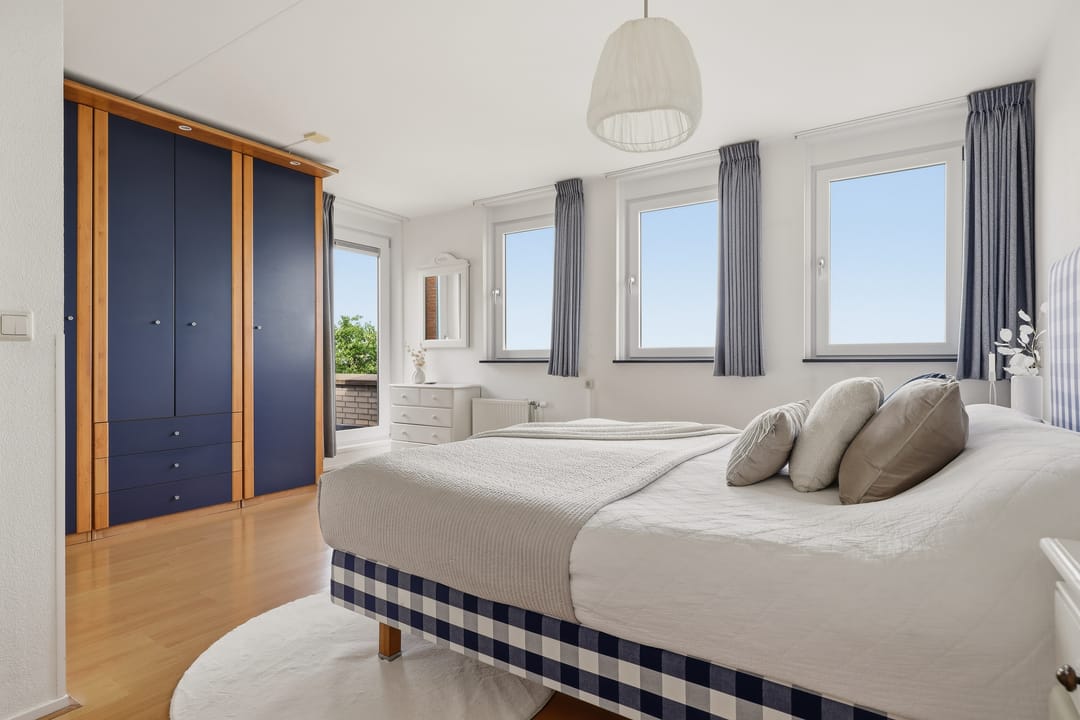 Luxurious Waterfront Semi-Detached Home with Panoramic Meadow Views — 32