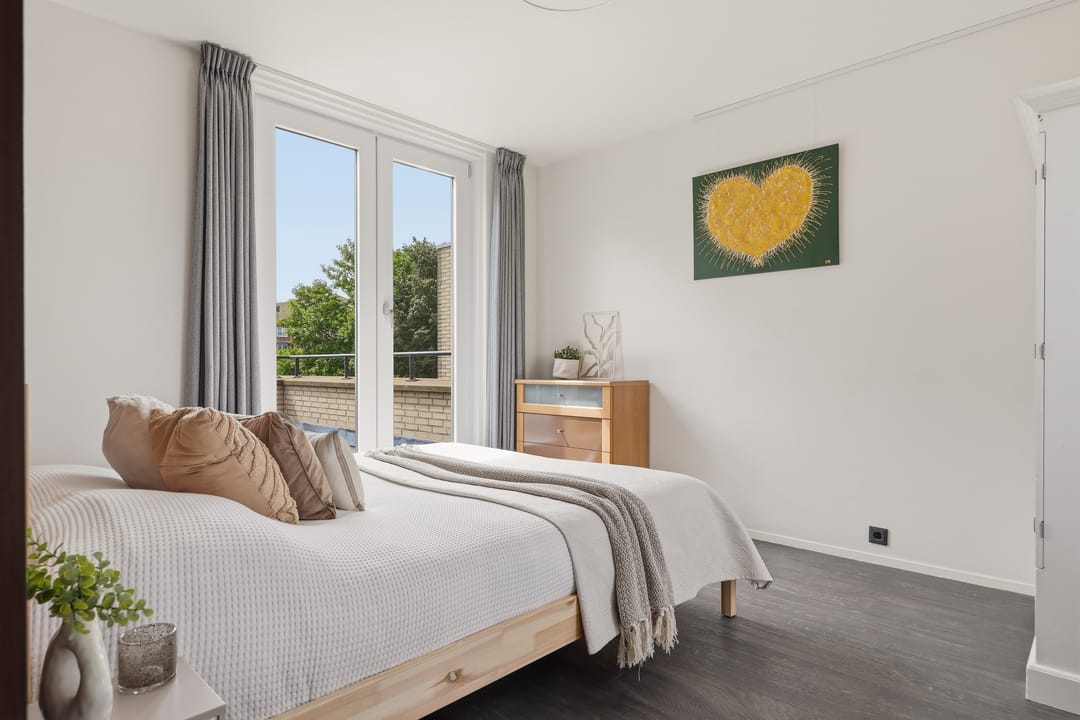 Luxurious Waterfront Semi-Detached Home with Panoramic Meadow Views — 28