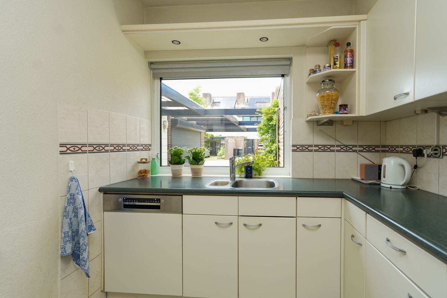 Spacious Family Home with Four Bedrooms and Sunny Garden in Green Wijchen Neighborhood — 10
