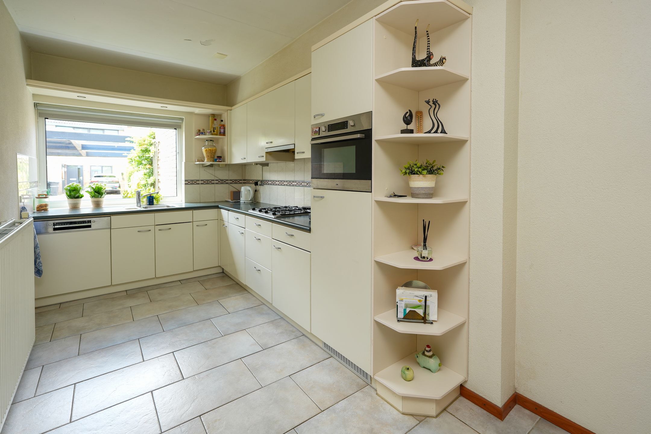 Spacious Family Home with Four Bedrooms and Sunny Garden in Green Wijchen Neighborhood — 9