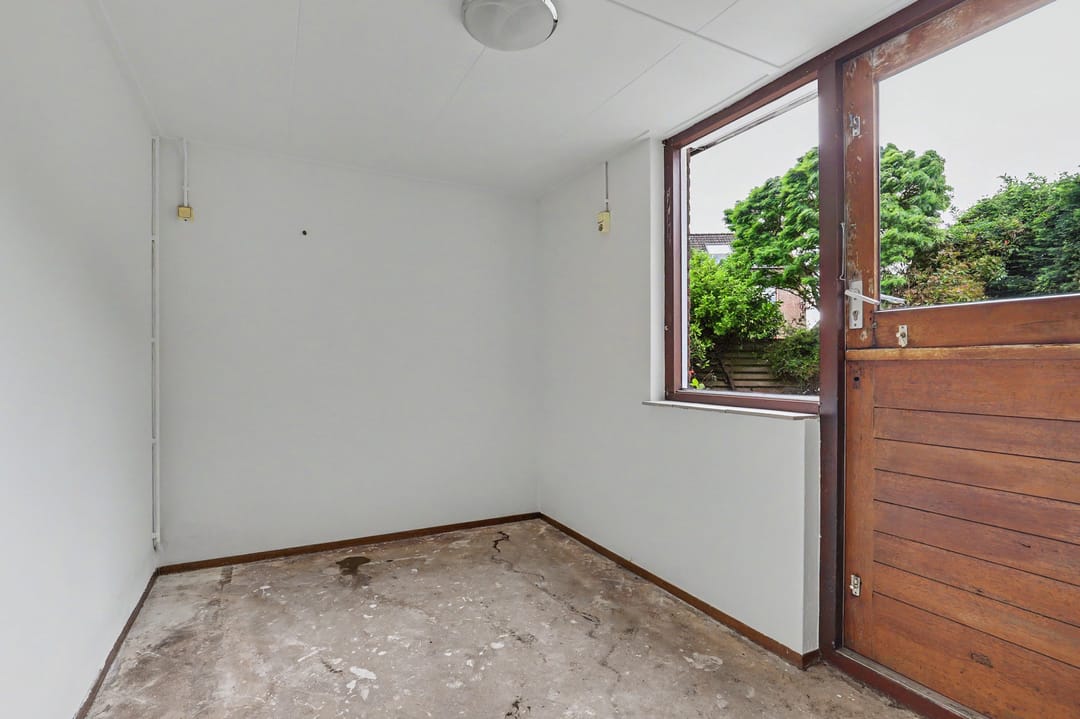 Spacious Corner Home with Four Bedrooms and Large Garden in 's-Gravenpolder — 17