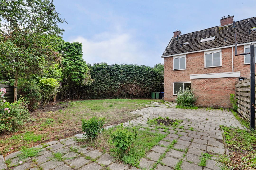 Spacious Corner Home with Four Bedrooms and Large Garden in 's-Gravenpolder — 38