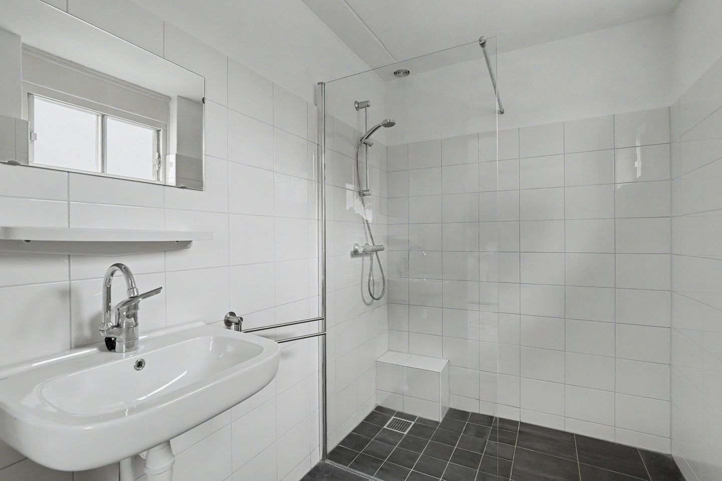 Spacious Corner Home with Four Bedrooms and Large Garden in 's-Gravenpolder — 25