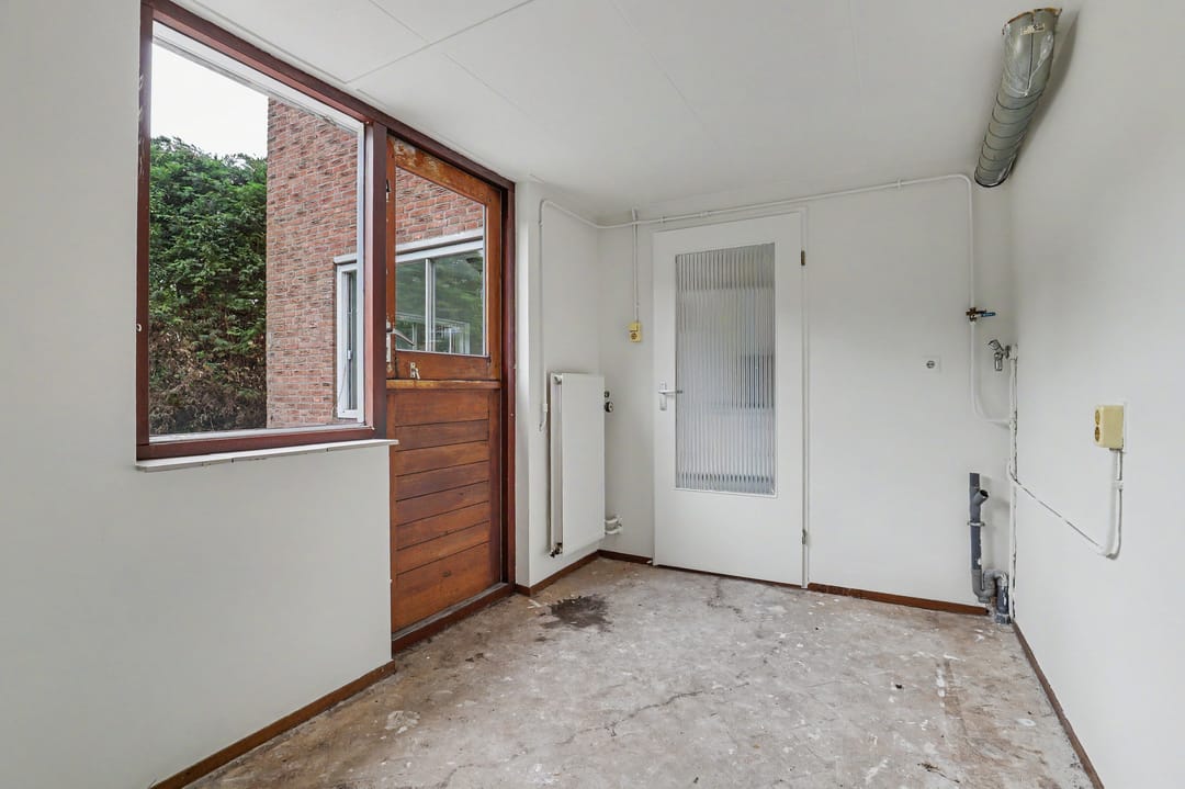 Spacious Corner Home with Four Bedrooms and Large Garden in 's-Gravenpolder — 16