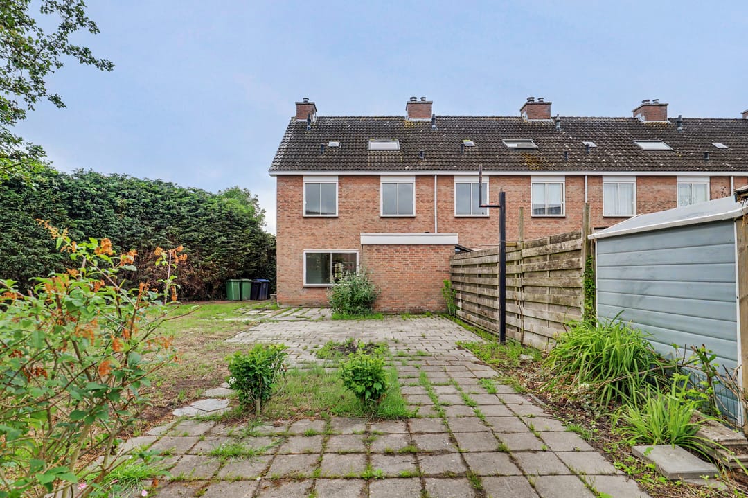 Spacious Corner Home with Four Bedrooms and Large Garden in 's-Gravenpolder — 37
