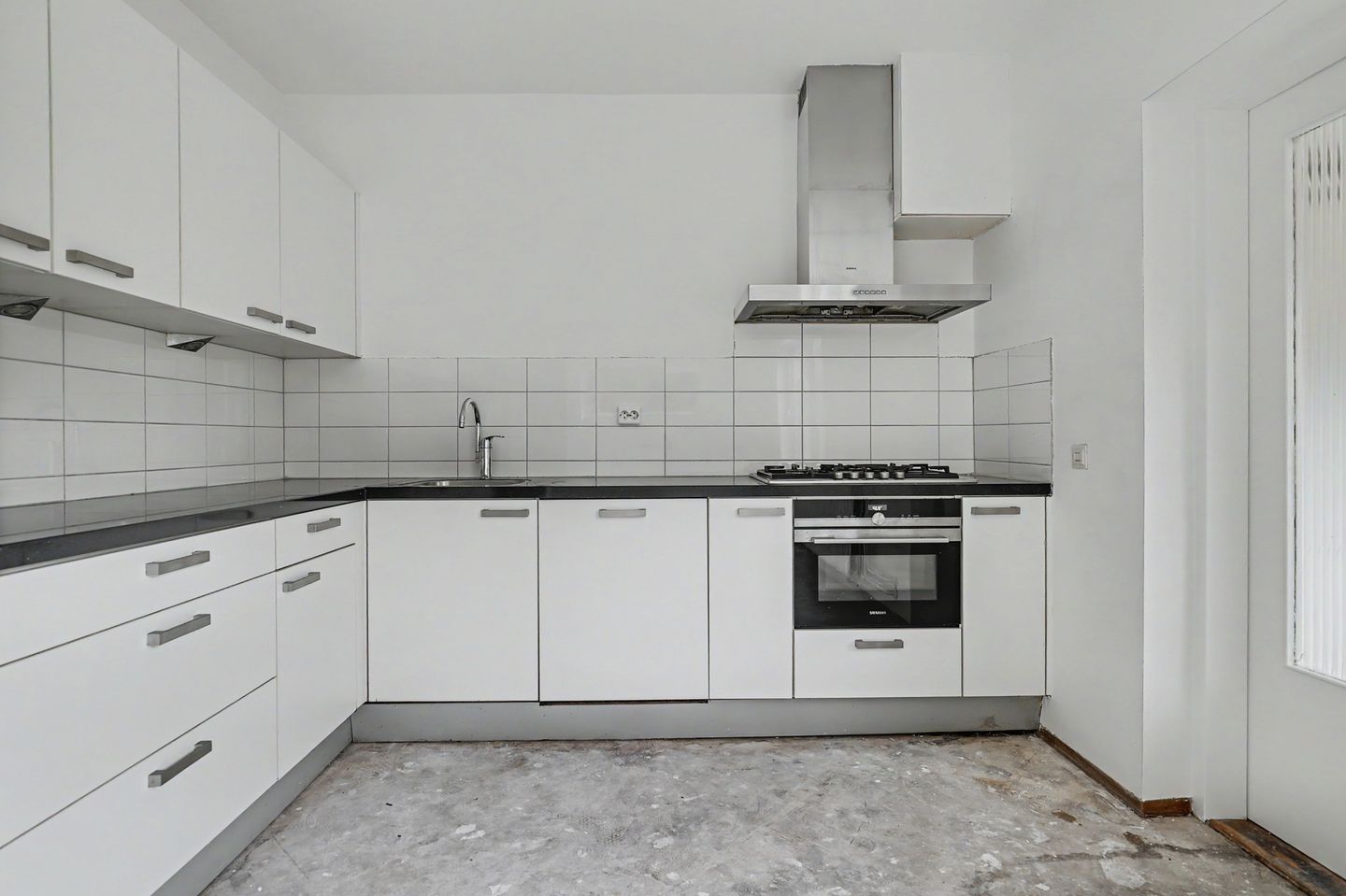 Spacious Corner Home with Four Bedrooms and Large Garden in 's-Gravenpolder — 14