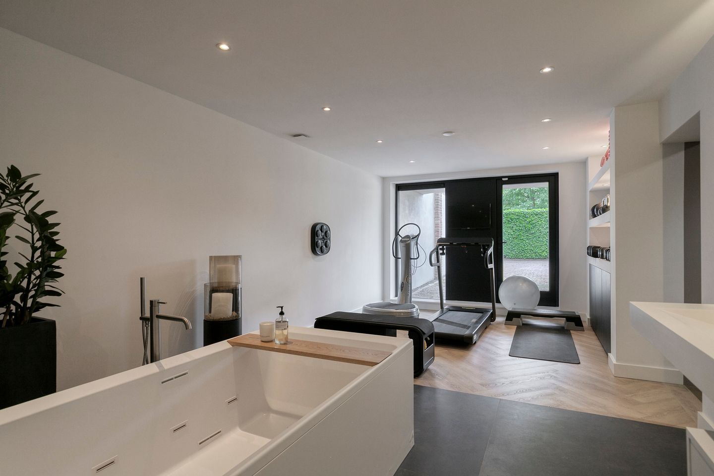 Exclusive Scandinavian Design Villa with Pool, Wellness and Guest House — 55