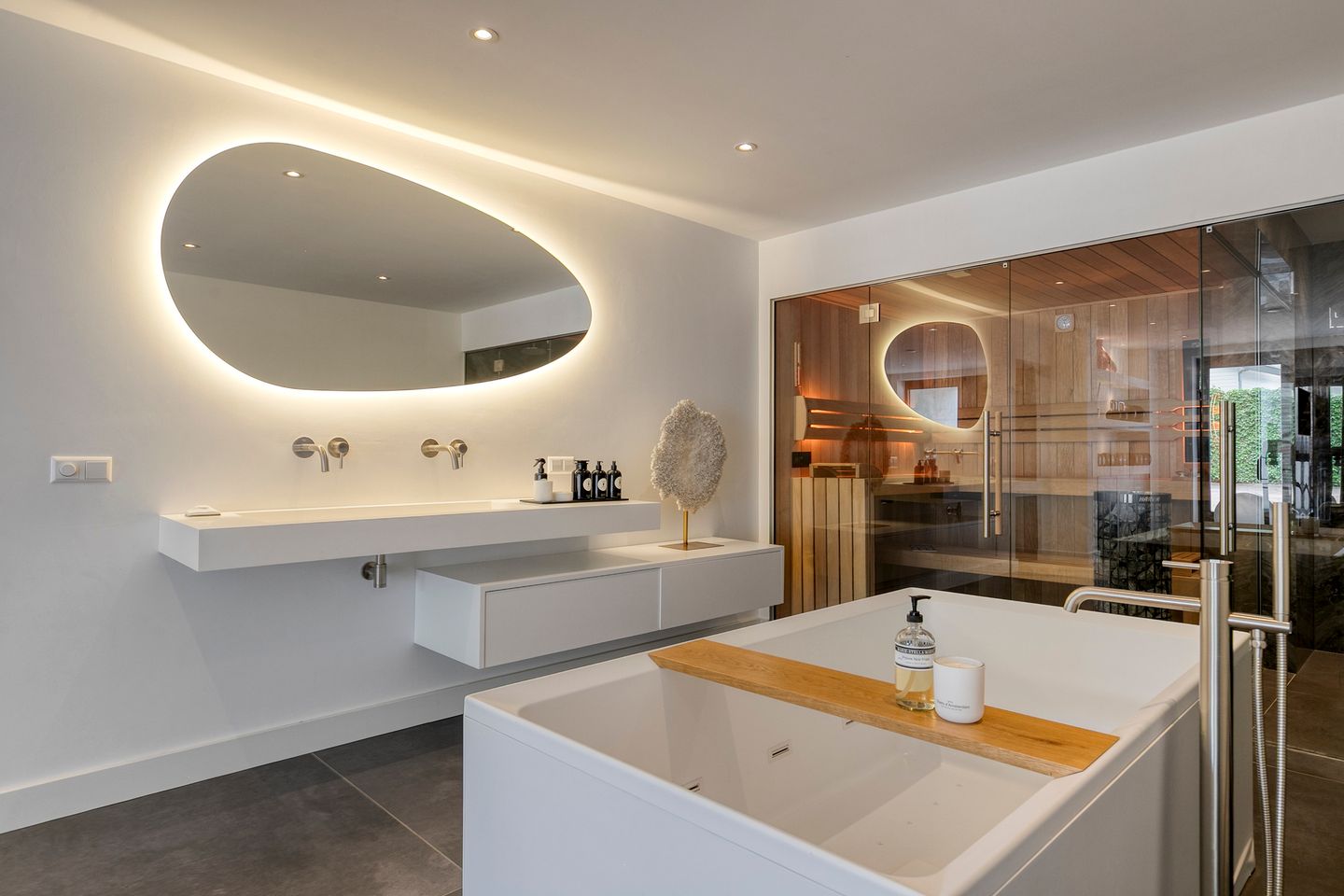 Exclusive Scandinavian Design Villa with Pool, Wellness and Guest House — 50