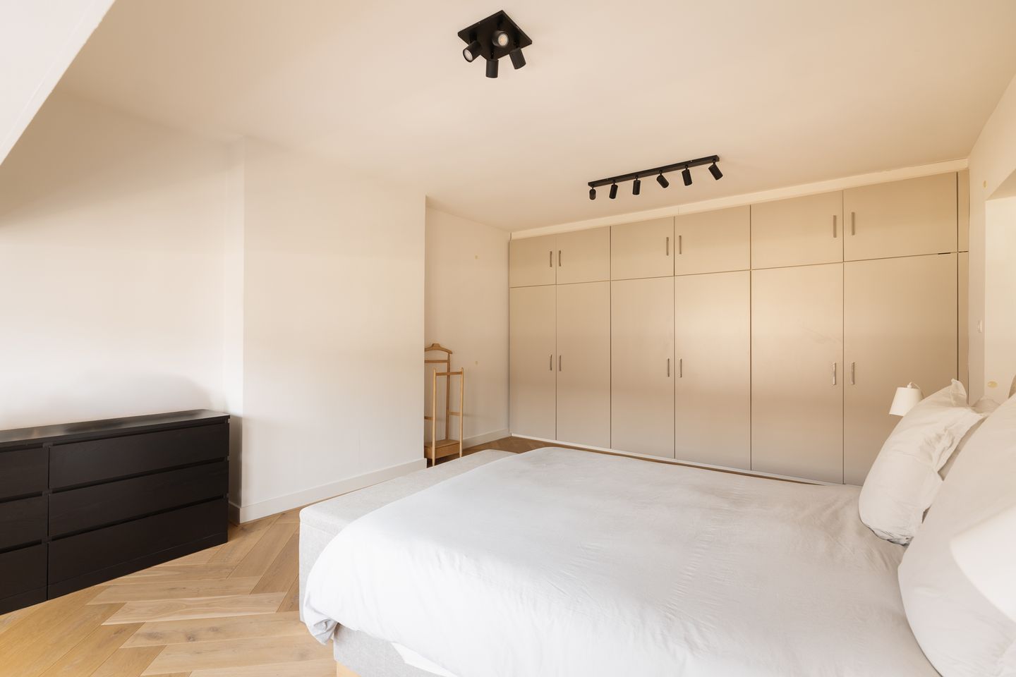 Spacious Triple Upper House in Prime Amsterdam Oud-Zuid Location — 29