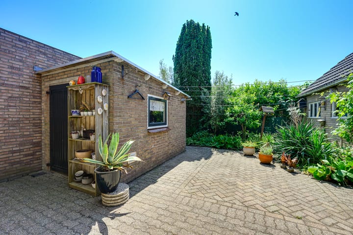 Twee-onder-één-kap te koop: Emmastraat 62, Den Bommel
