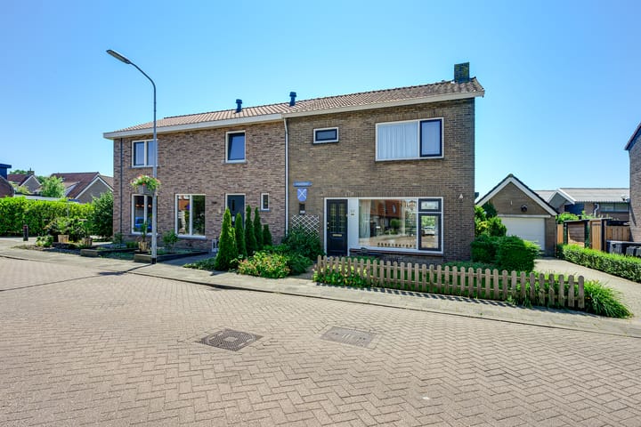 Twee-onder-één-kap te koop: Emmastraat 62, Den Bommel