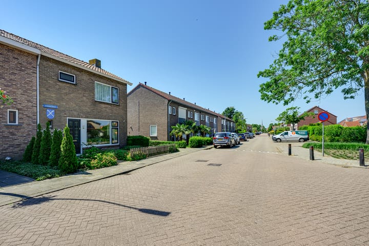 Twee-onder-één-kap te koop: Emmastraat 62, Den Bommel