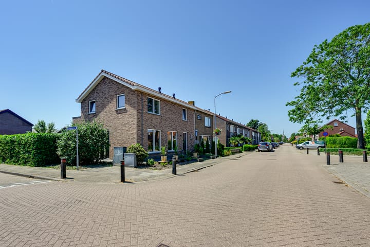 Twee-onder-één-kap te koop: Emmastraat 62, Den Bommel