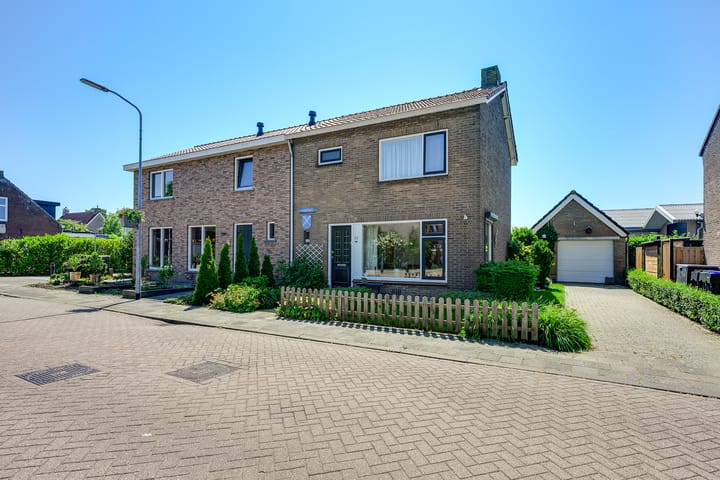 Twee-onder-één-kap te koop: Emmastraat 62, Den Bommel
